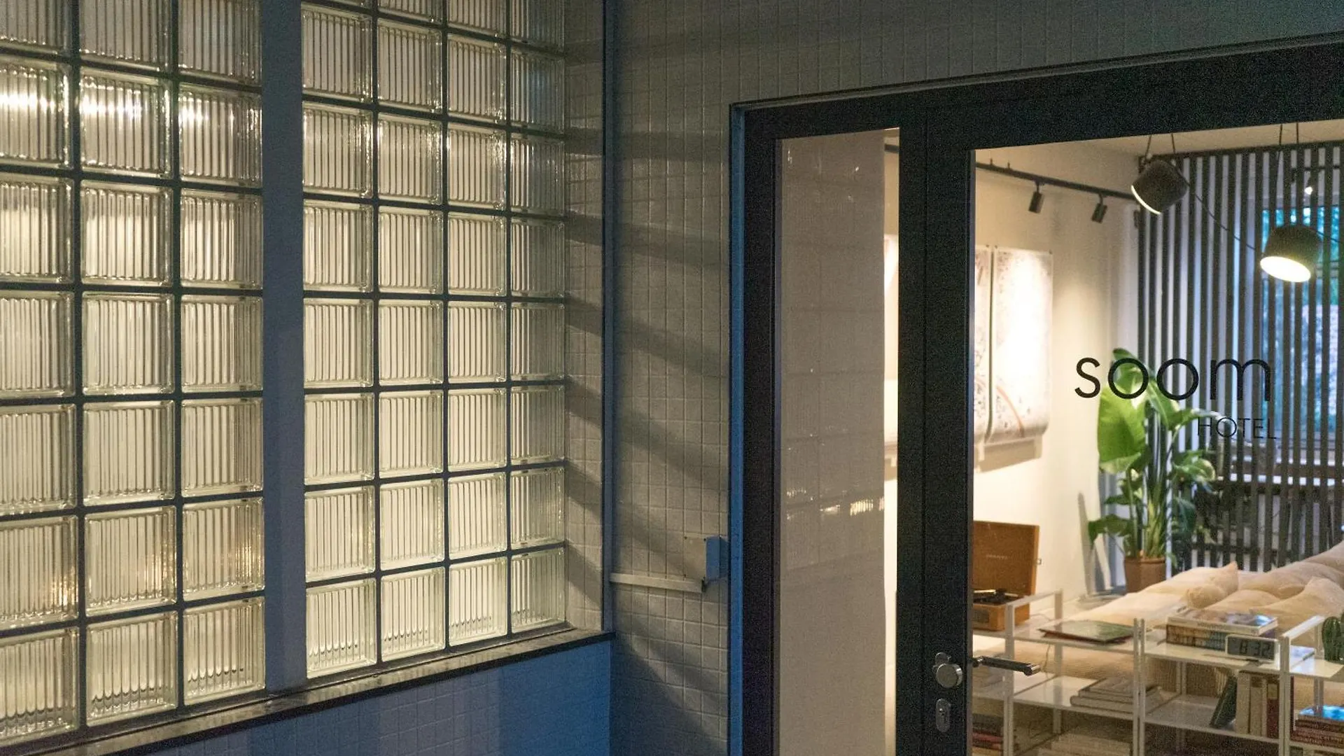 Soom Salzburg I Kapselhotel 0*,  오스트리아